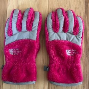 North Face magenta gloves, girls large 14-16. In great condition.
